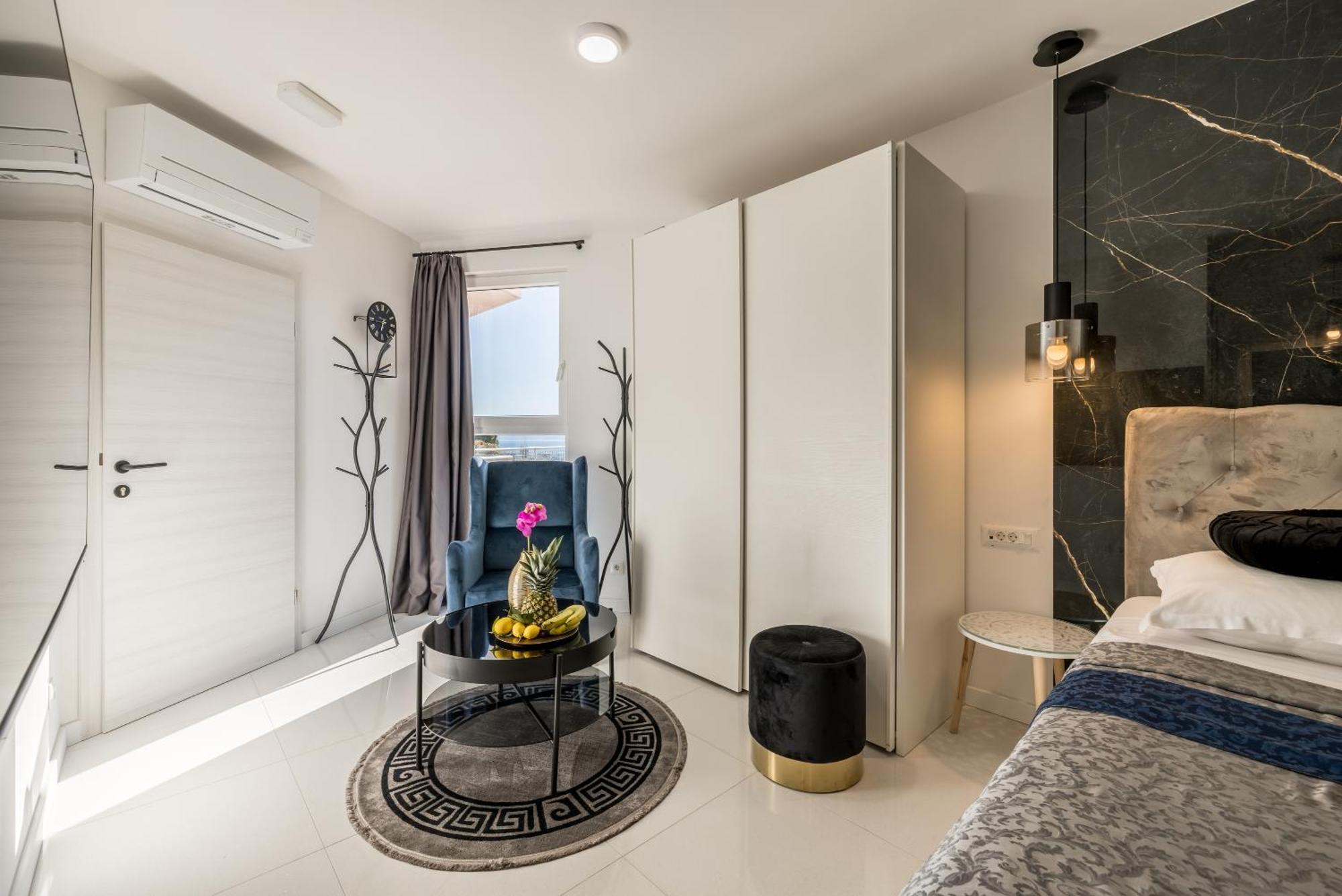 Luxury Apartment *